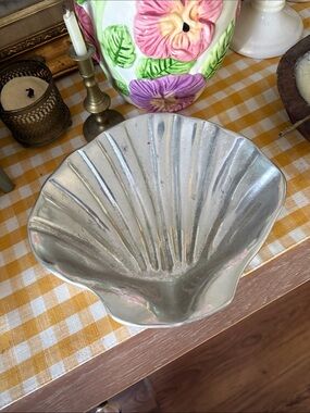 Metal Shell-Shaped Decorative Bowl in Shimmery Silver